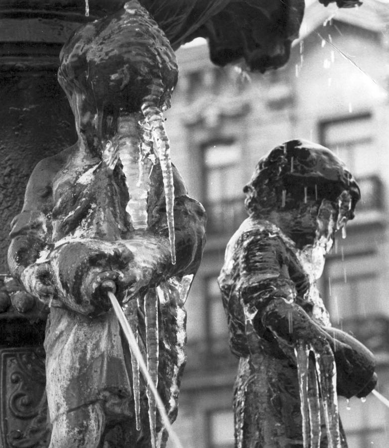 La llamada fuente de Los Meones, situada en los Jardines de Pereda, helada. 