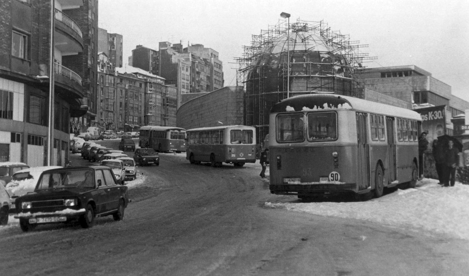 Los autobuses urbanos subieron con dificultad la Cuesta del Gas. 