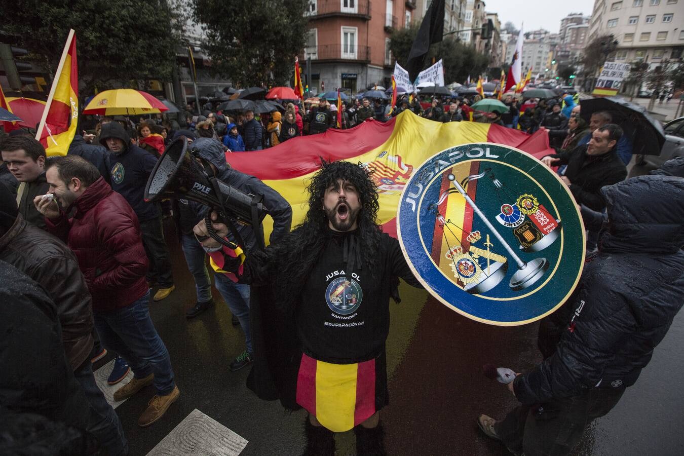 Fotos: Manifestación organizada por Jusapol para la equiparación salarial de todas las policías de España