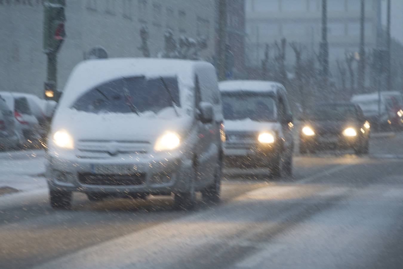 Fotos: A clase y a trabajar bajo la nieve