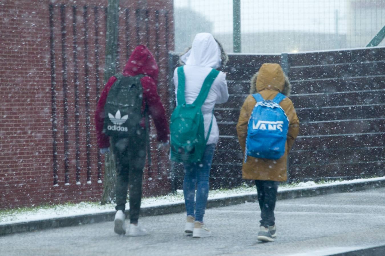 Fotos: A clase y a trabajar bajo la nieve