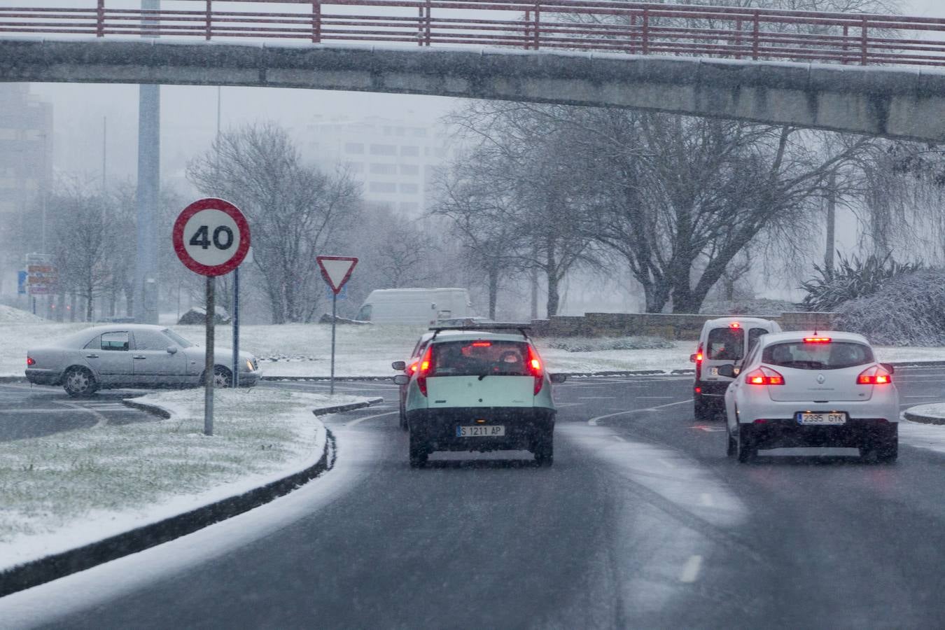 Fotos: A clase y a trabajar bajo la nieve