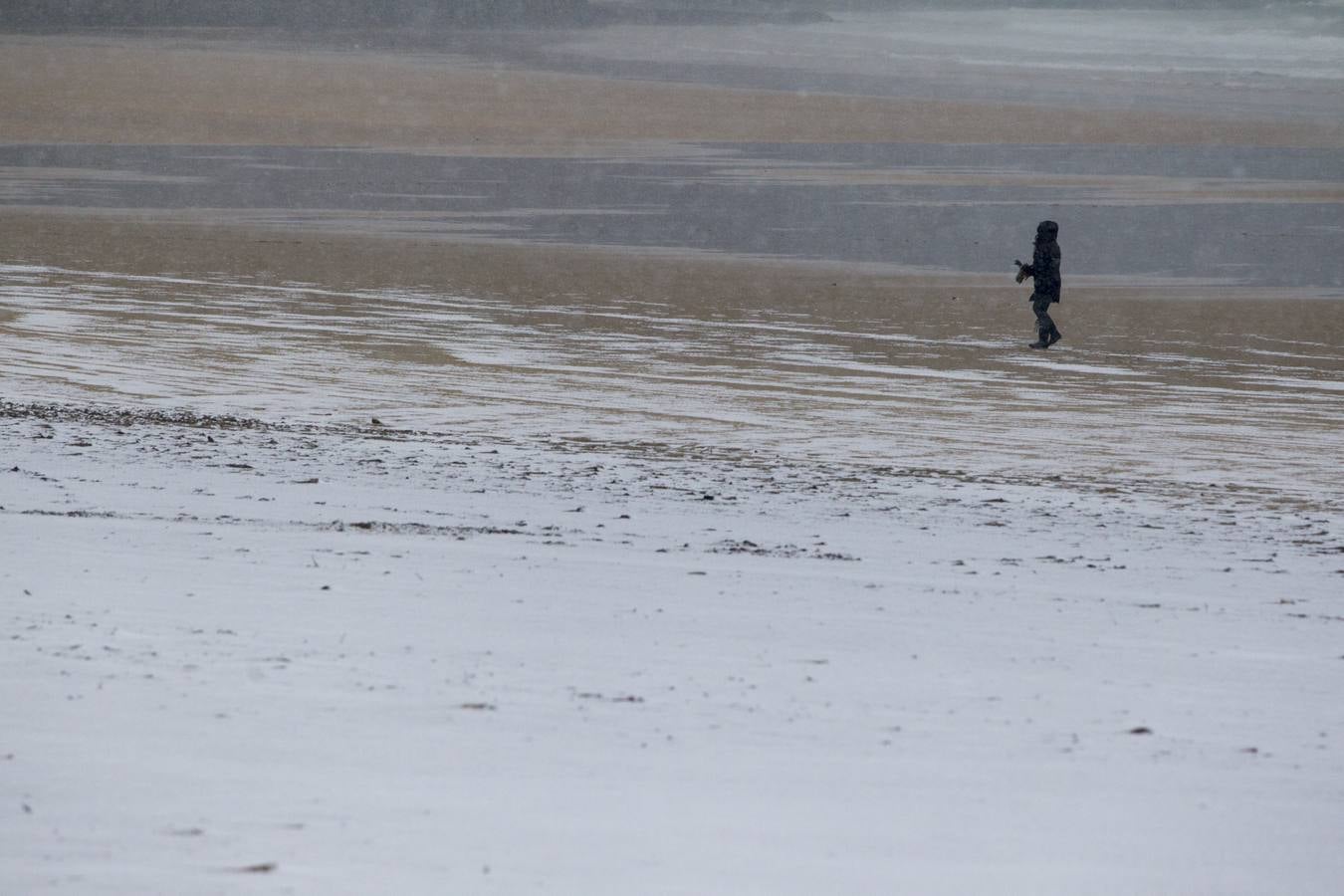 Fotos: A clase y a trabajar bajo la nieve