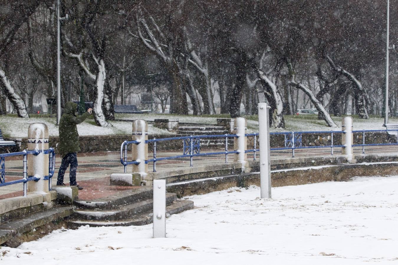 Fotos: A clase y a trabajar bajo la nieve