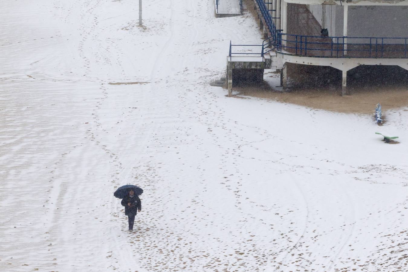 Fotos: A clase y a trabajar bajo la nieve