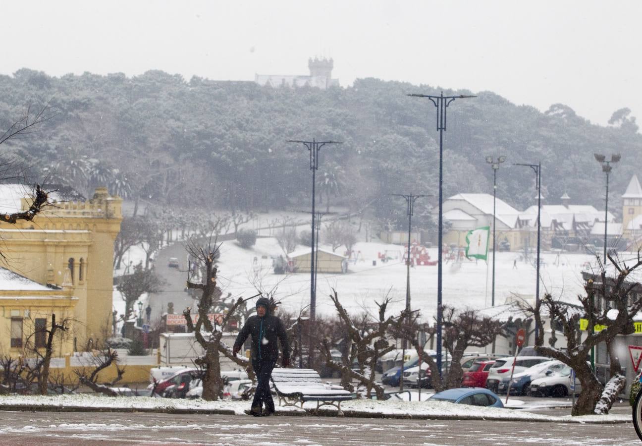 Fotos: A clase y a trabajar bajo la nieve