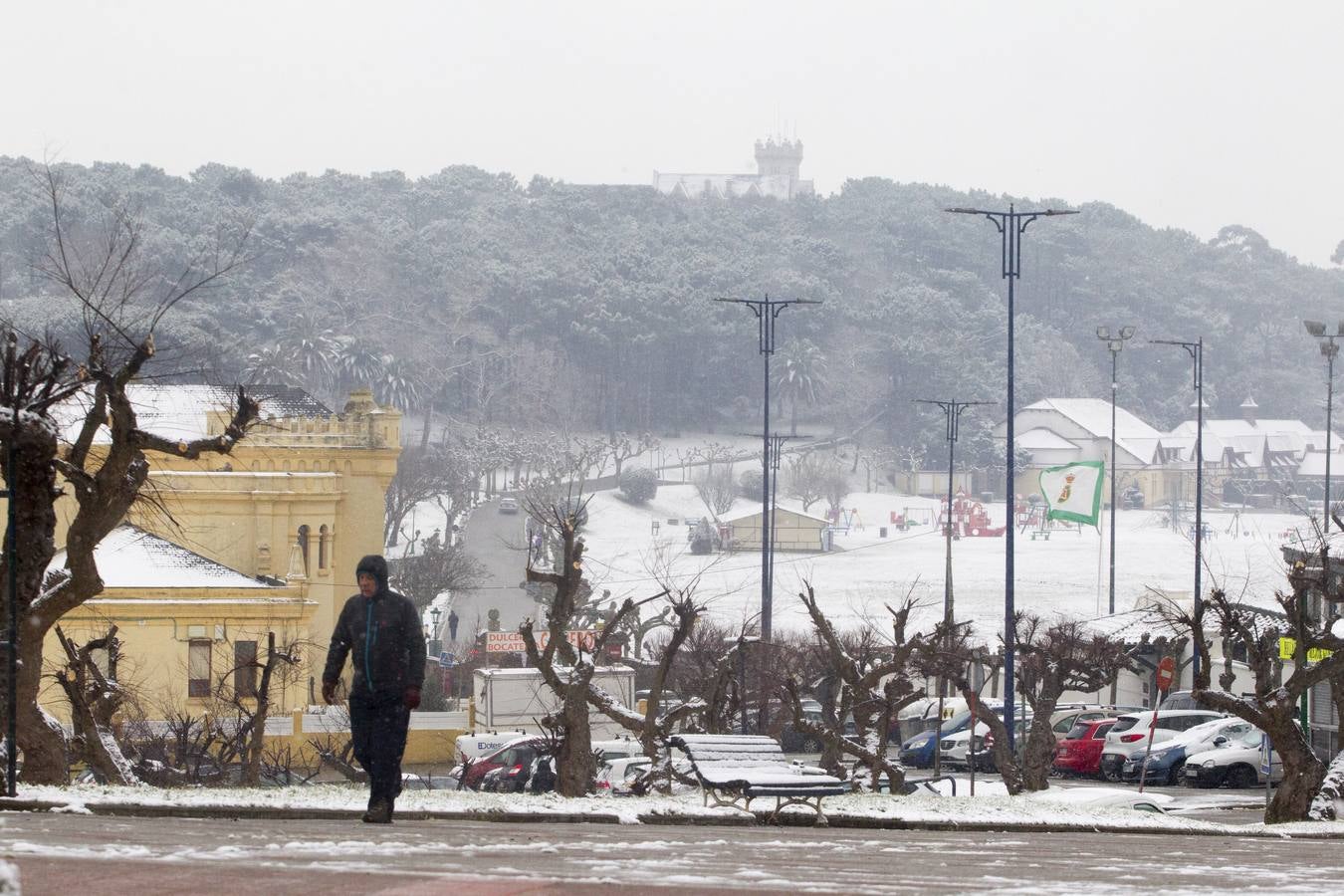 Fotos: A clase y a trabajar bajo la nieve