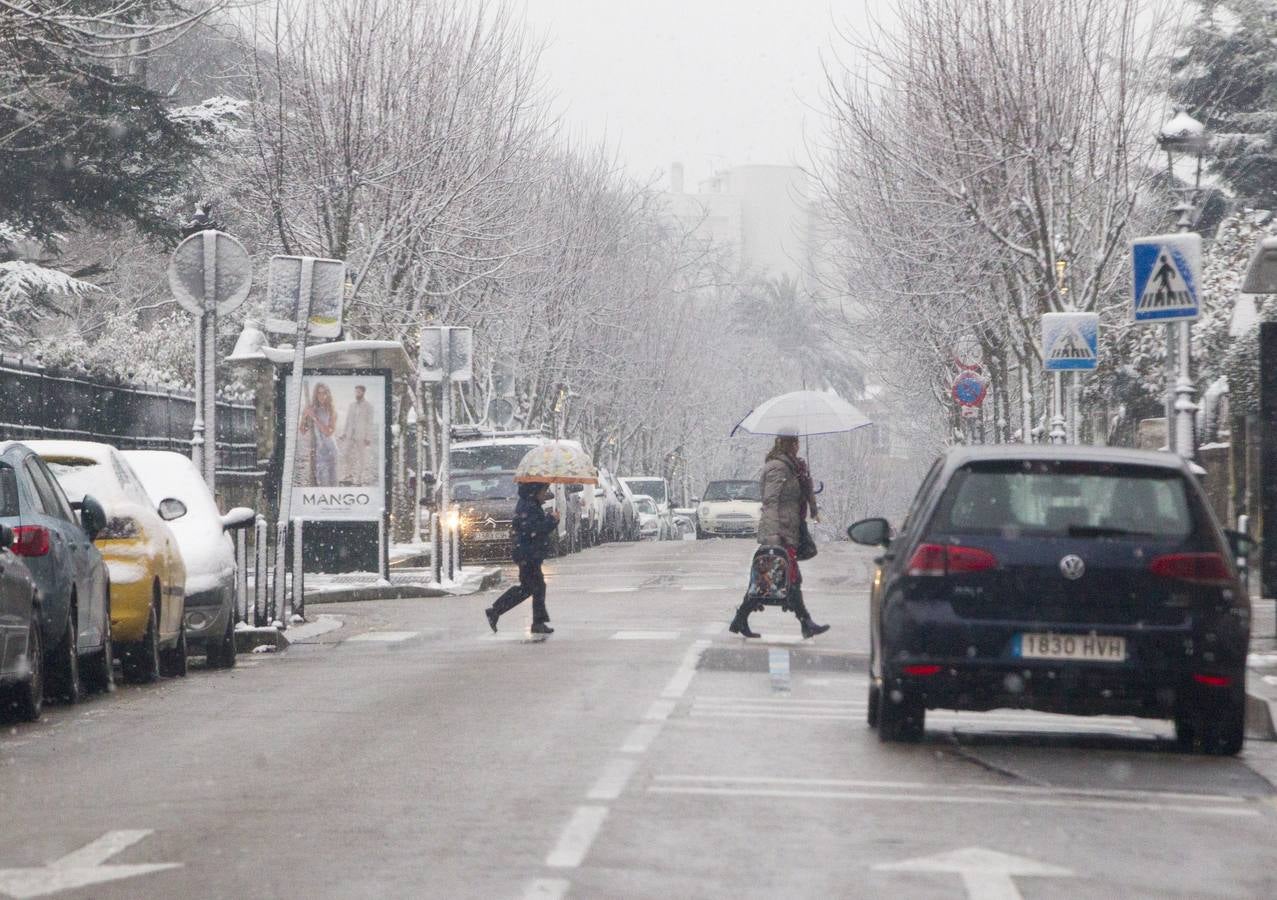 Fotos: A clase y a trabajar bajo la nieve