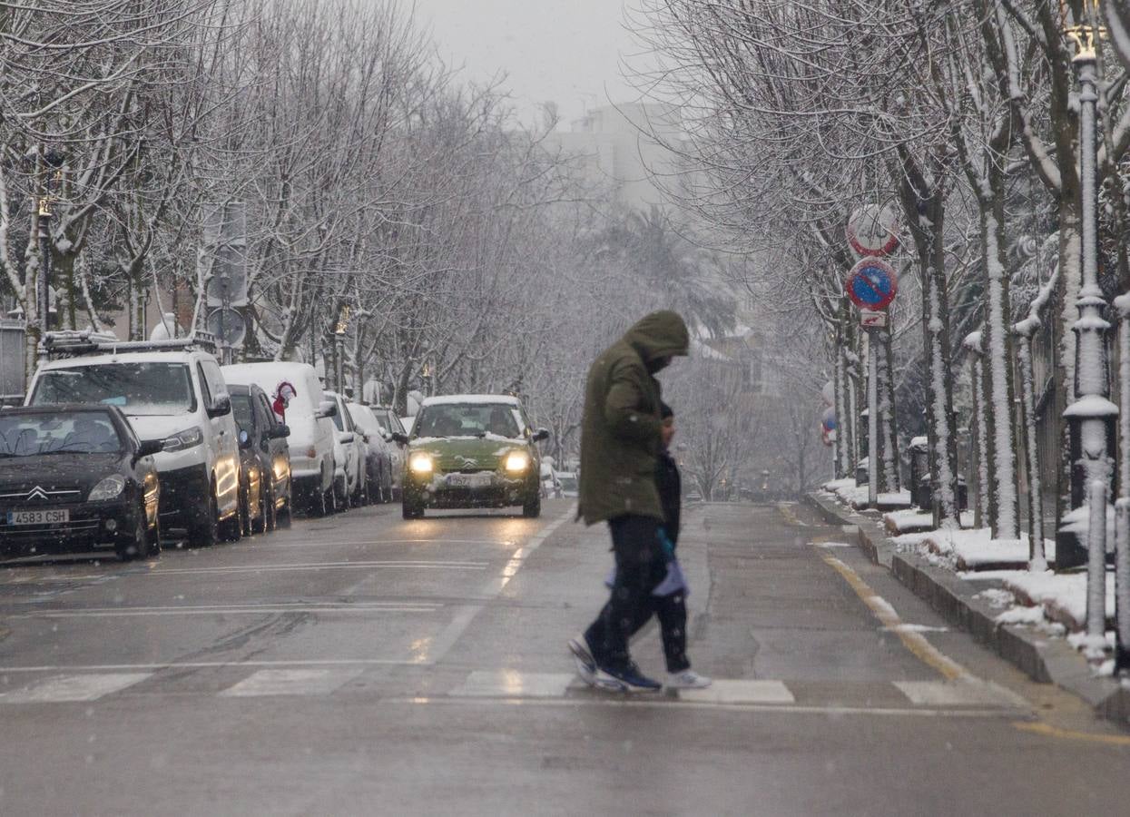 Fotos: A clase y a trabajar bajo la nieve