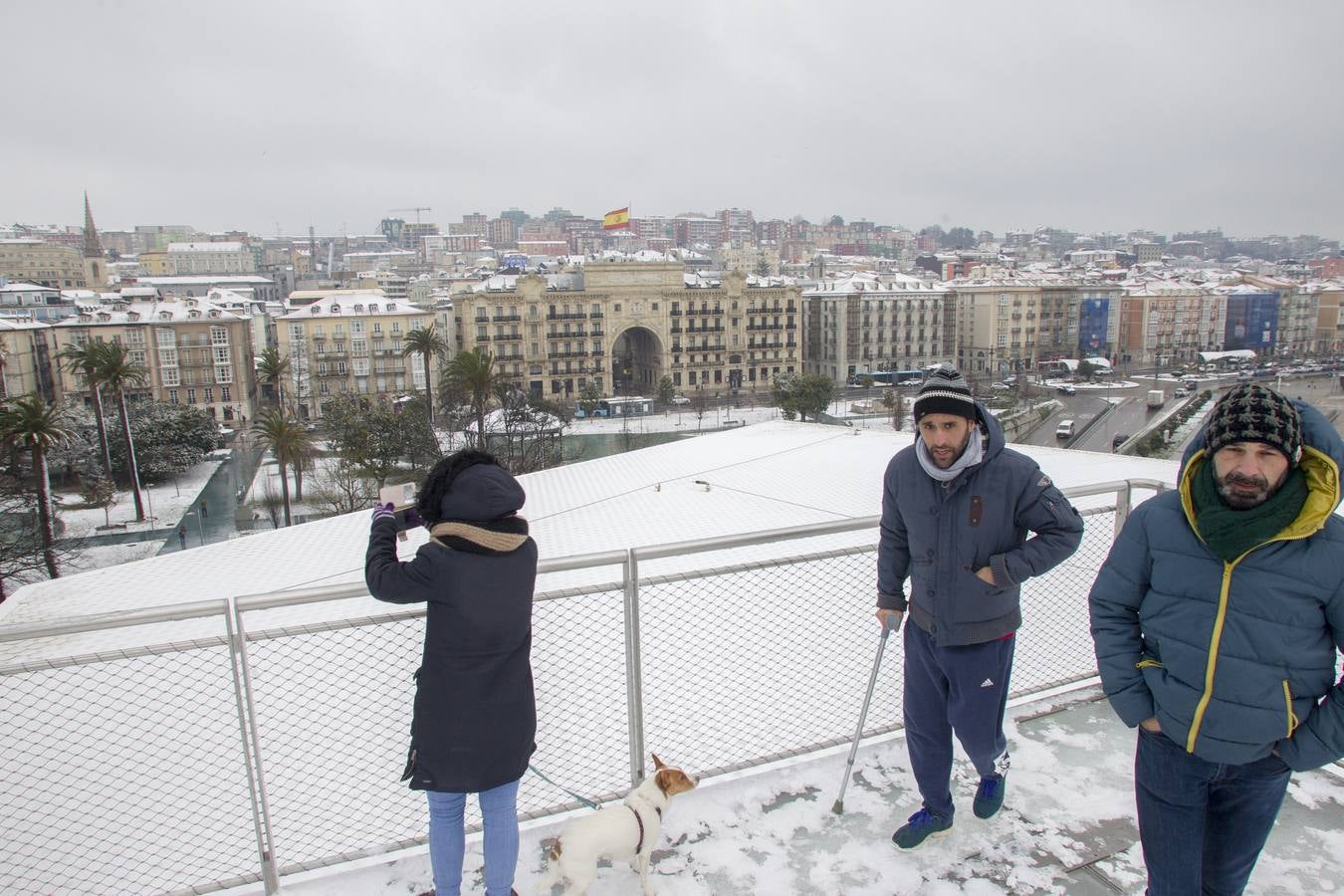 Fotos: A clase y a trabajar bajo la nieve