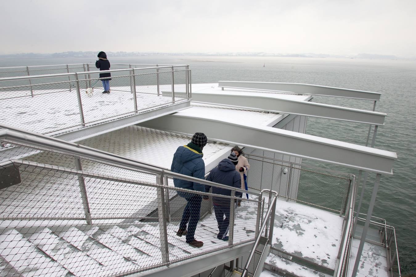 Fotos: A clase y a trabajar bajo la nieve