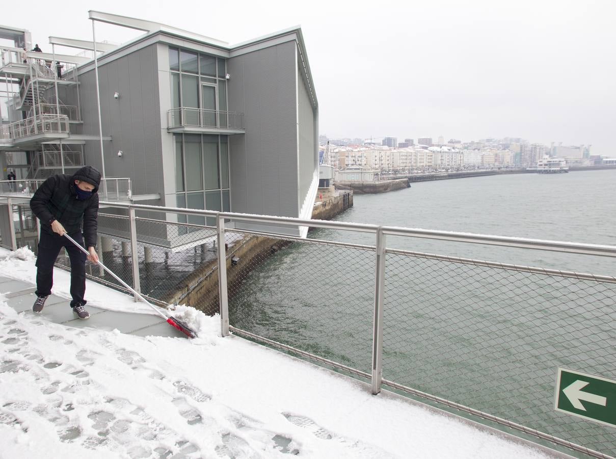 Fotos: A clase y a trabajar bajo la nieve