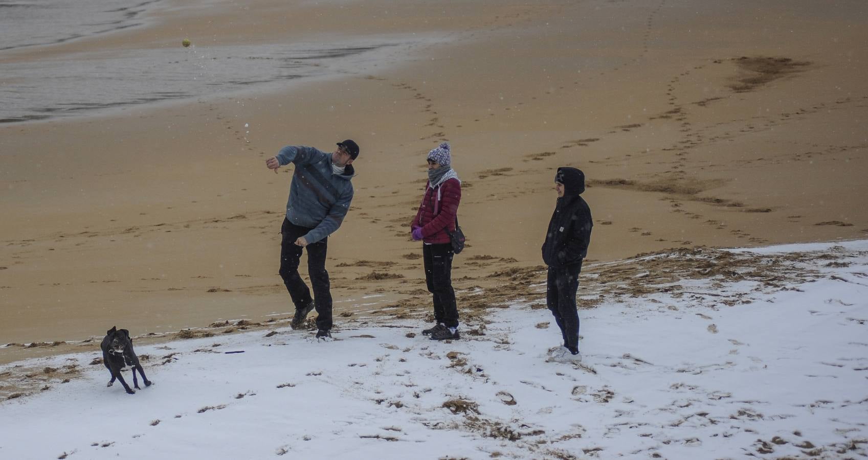 Fotos: A clase y a trabajar bajo la nieve