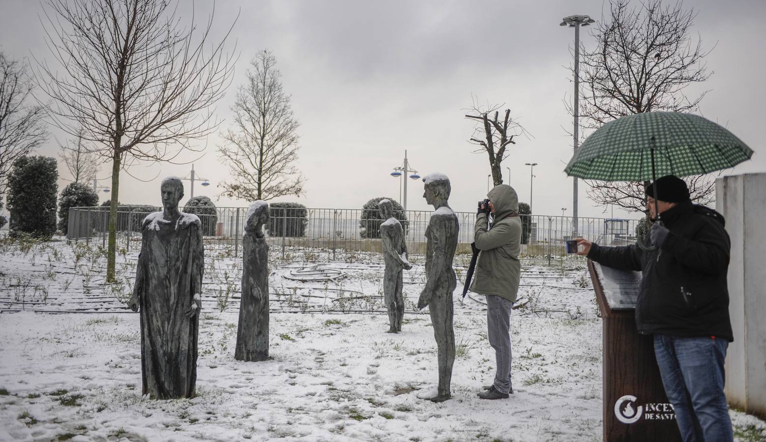 Fotos: A clase y a trabajar bajo la nieve