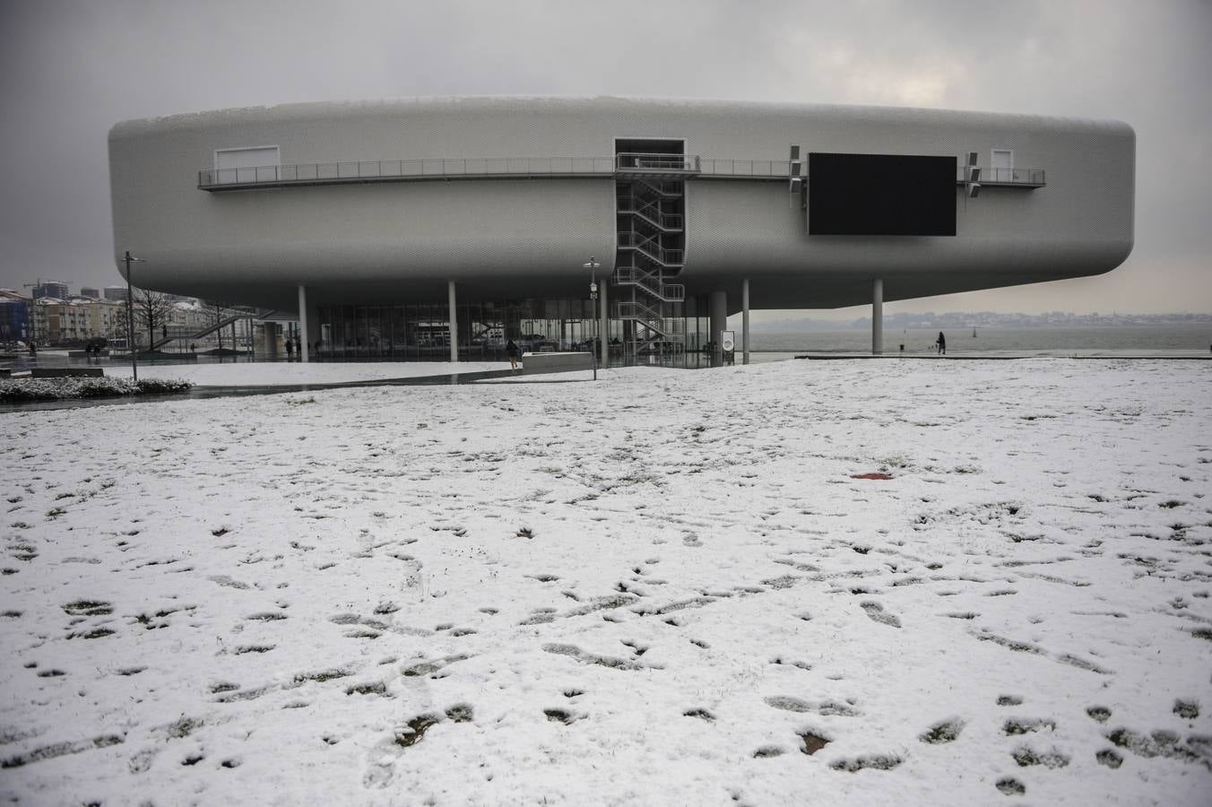 Fotos: A clase y a trabajar bajo la nieve