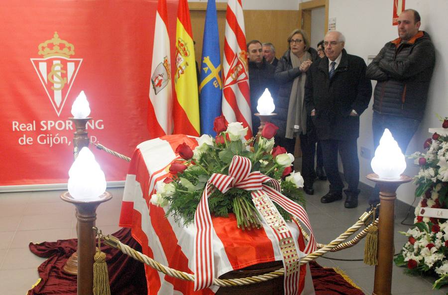 Centenares de personas han acudido al estadio del Sporting para dar su último adiós al mítico futbolista, fallecido el martes. 