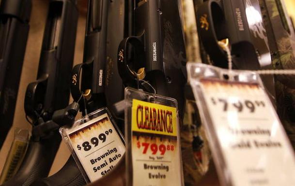 Armas expuestas para su venta en una tienda de Texas. 
