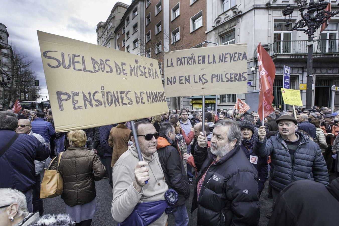 Más de un millar de cántabros ha salido esta mañana a las calles de Santander para denunciar la subida del 0,25% de las pensiones por parte del ejecutivo de Mariano Rajoy. Una protesta que hoy se ha repetido en todas las capitales del país.