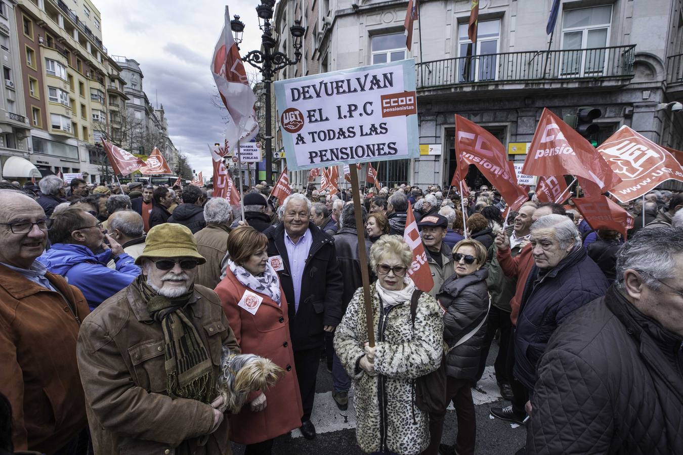 Más de un millar de cántabros ha salido esta mañana a las calles de Santander para denunciar la subida del 0,25% de las pensiones por parte del ejecutivo de Mariano Rajoy. Una protesta que hoy se ha repetido en todas las capitales del país.