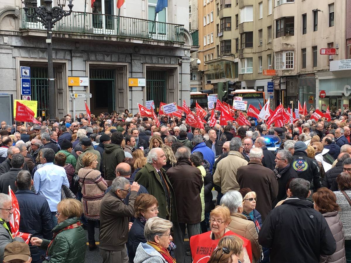 Más de un millar de cántabros ha salido esta mañana a las calles de Santander para denunciar la subida del 0,25% de las pensiones por parte del ejecutivo de Mariano Rajoy. Una protesta que hoy se ha repetido en todas las capitales del país.