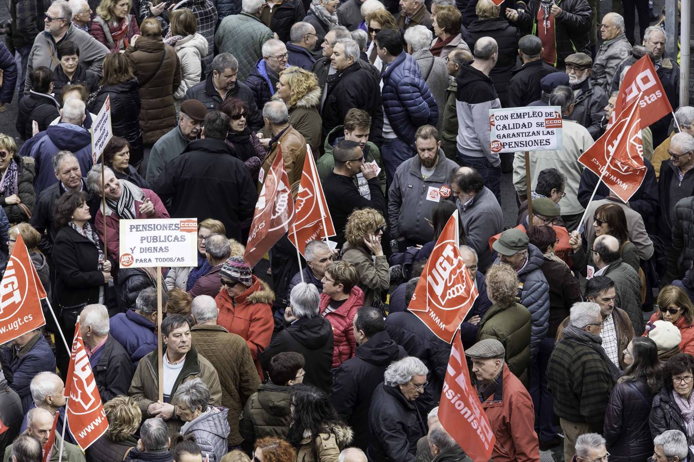 Más de un millar de cántabros ha salido esta mañana a las calles de Santander para denunciar la subida del 0,25% de las pensiones por parte del ejecutivo de Mariano Rajoy. Una protesta que hoy se ha repetido en todas las capitales del país.