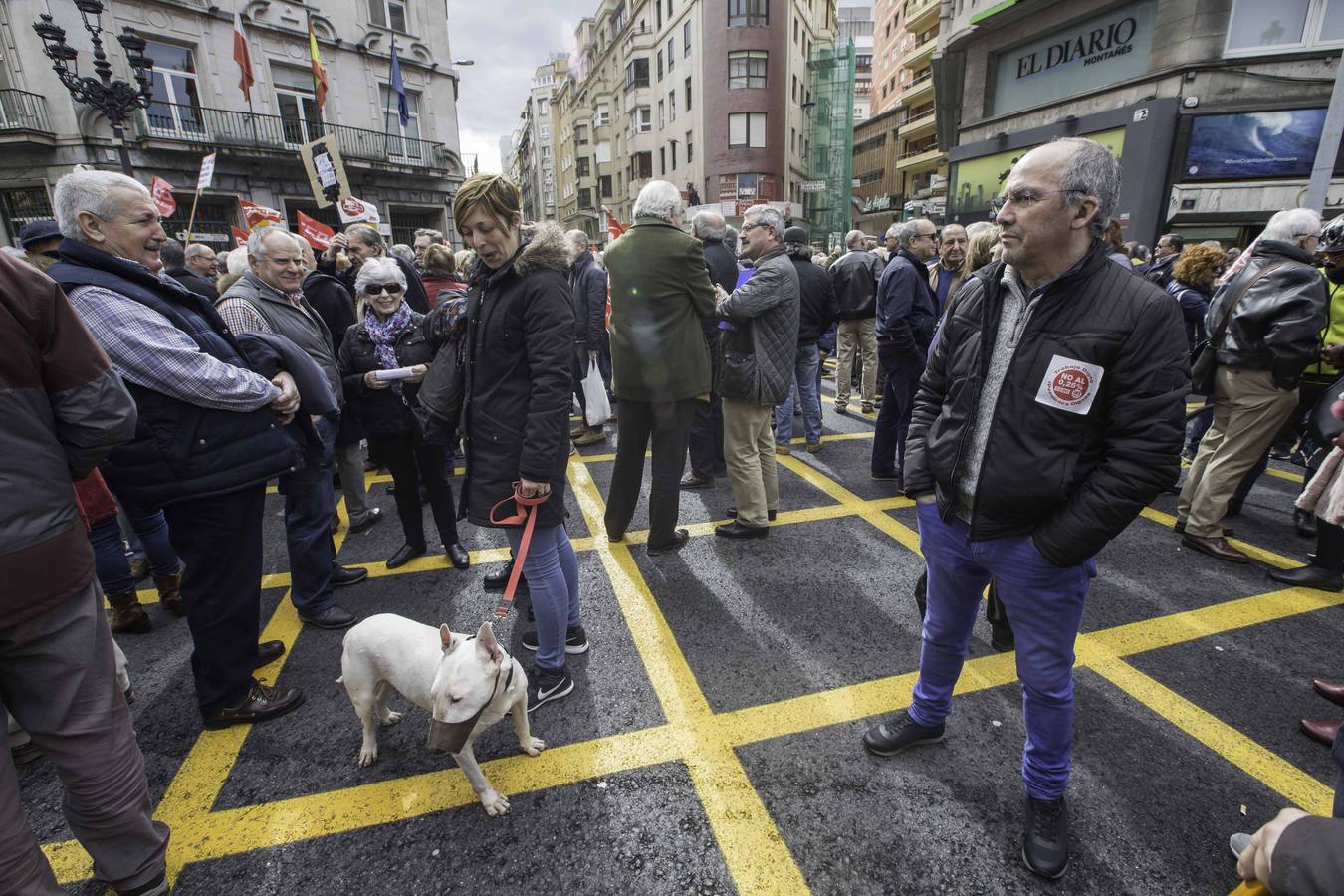 Más de un millar de cántabros ha salido esta mañana a las calles de Santander para denunciar la subida del 0,25% de las pensiones por parte del ejecutivo de Mariano Rajoy. Una protesta que hoy se ha repetido en todas las capitales del país.