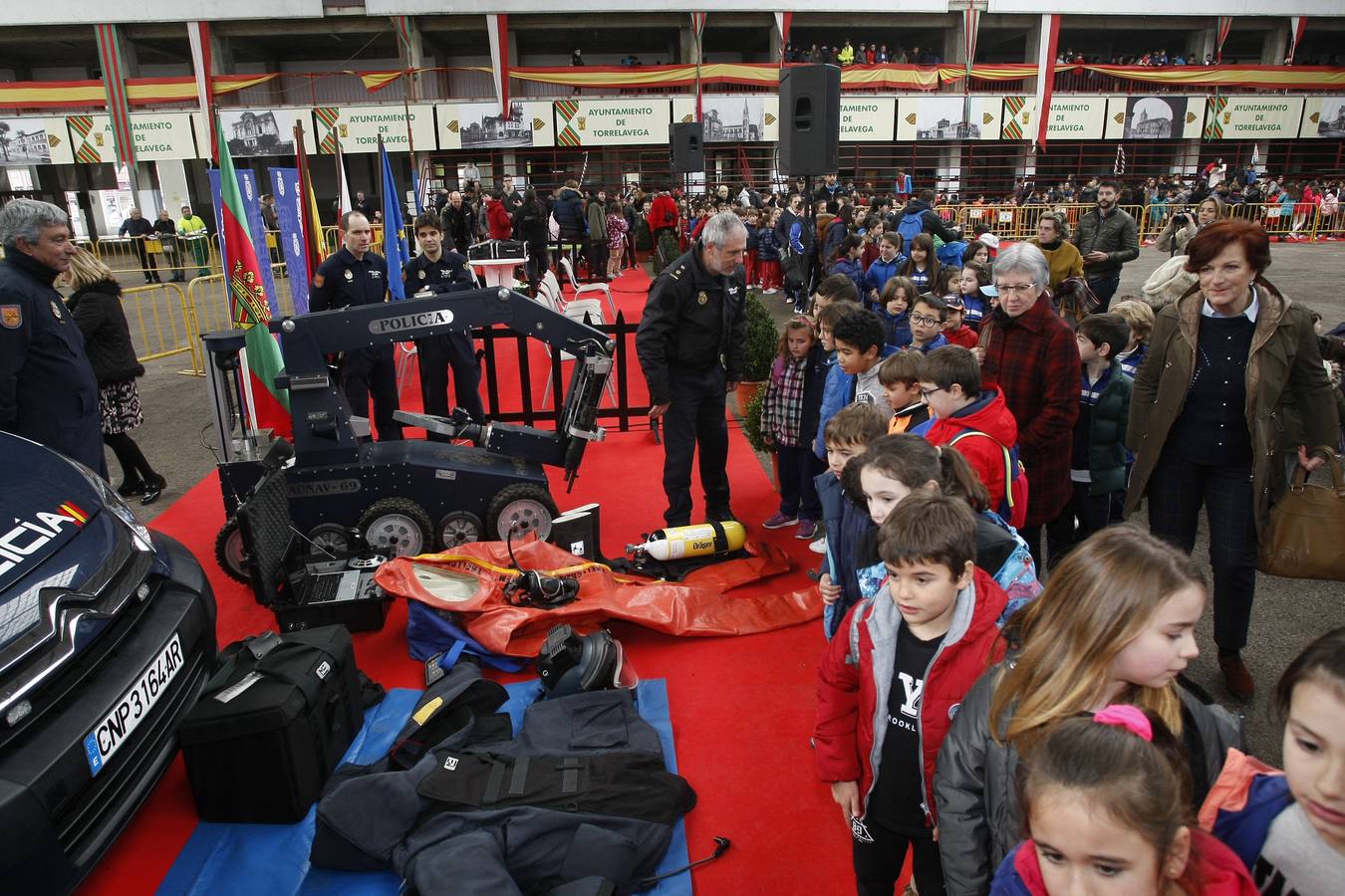 1.200 niños han acudido a una exhibición en el Mercado Nacional de Ganados de Torrelavega para ver cómo trabajan los policías