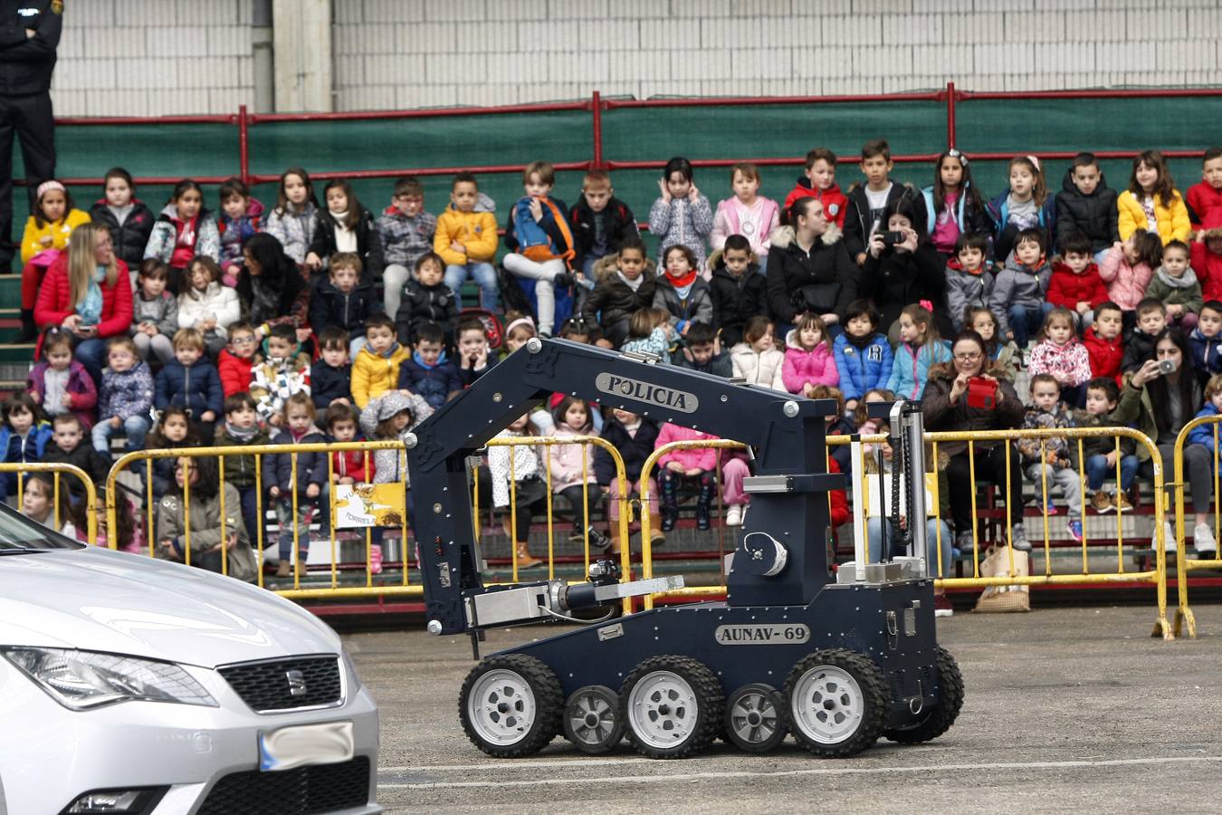 1.200 niños han acudido a una exhibición en el Mercado Nacional de Ganados de Torrelavega para ver cómo trabajan los policías