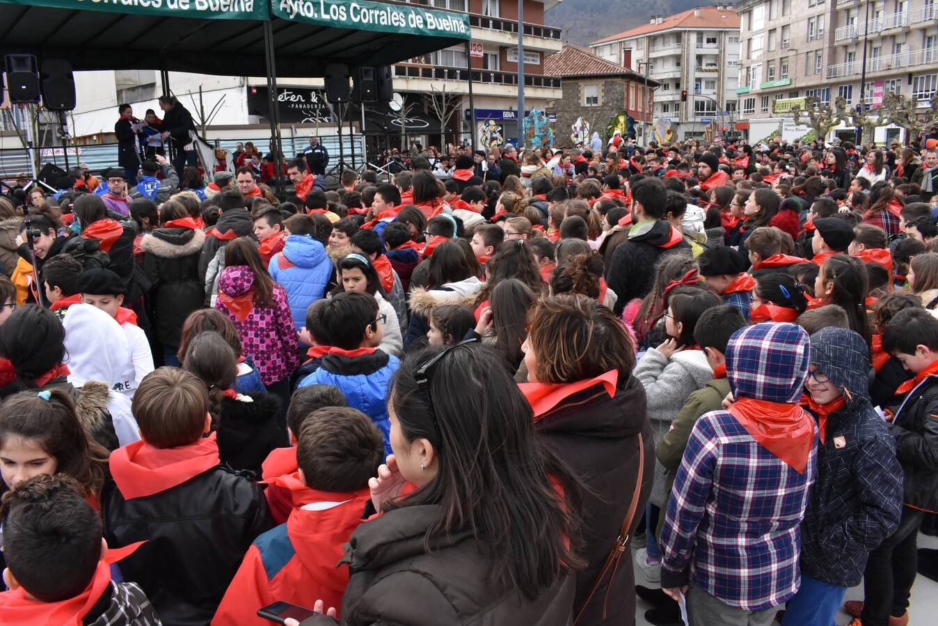 Fotos: Más de un millar de niños cantan las marzas en Los Corrales