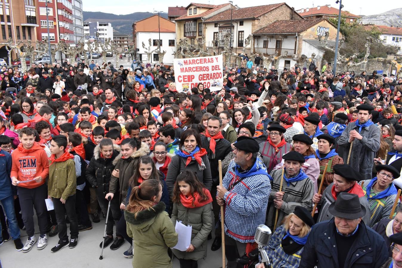 Fotos: Más de un millar de niños cantan las marzas en Los Corrales