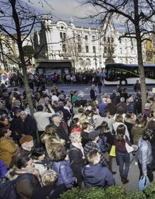 Imagen secundaria 2 - Cientos de vecinos se concentran en Santander para protestar por el MetroTUS