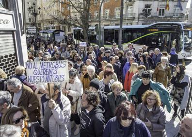 Imagen secundaria 1 - Cientos de vecinos se concentran en Santander para protestar por el MetroTUS