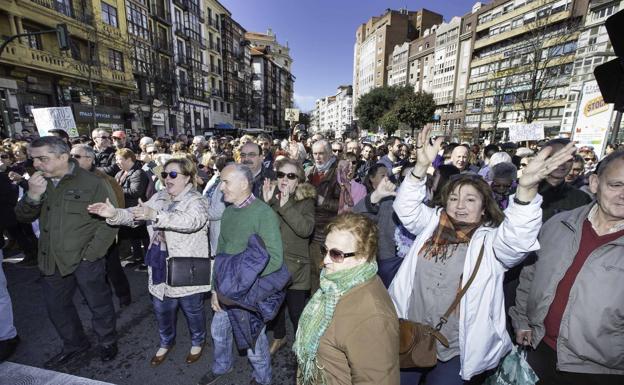 Imagen principal - Cientos de vecinos se concentran en Santander para protestar por el MetroTUS