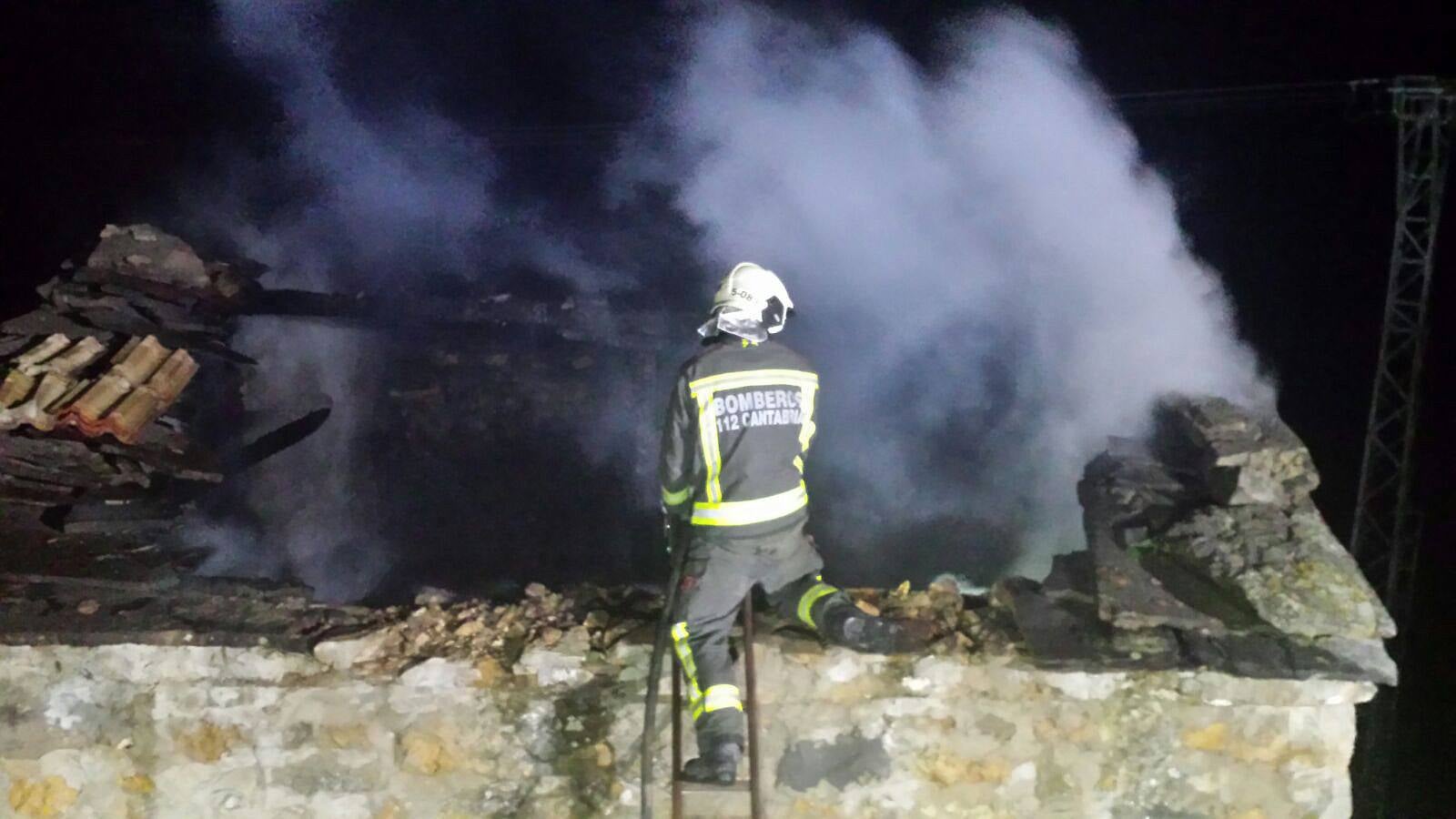 Un incendio calcina una cuadra en San Roque de Riomiera