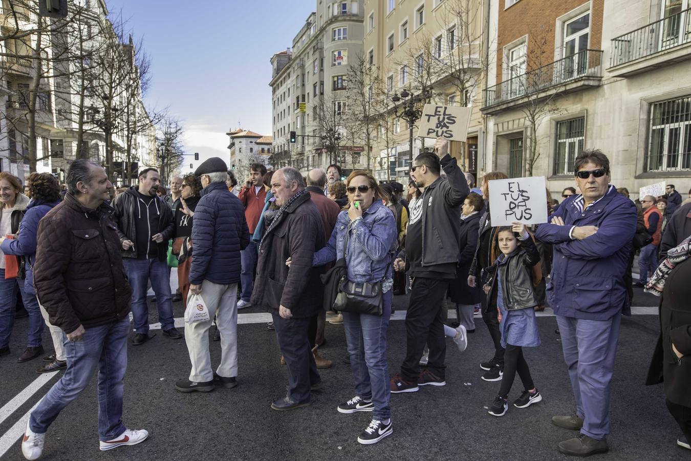 Los vecinos descontentos con el nuevo MetroTus han tomado este sábado las calles de Santander