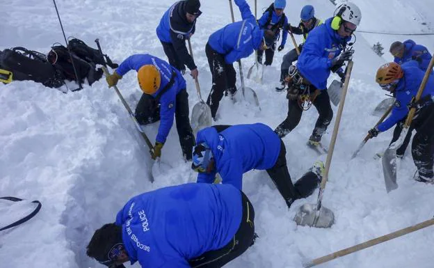 Un equipo de unas treinta personas, entre efectivosde rescate de montaña, médicos, gendarmes y perros entrenados en rescate tras avalanchas formaron parte del operativo. 