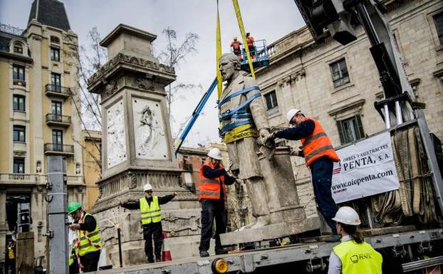 Instante en el que se coloca la estatua en otra plataforma tras la retirada de su pedestal. 