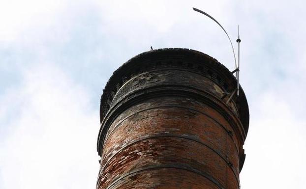 La abrazadera rota golpea contra el pararrayos los días de viento