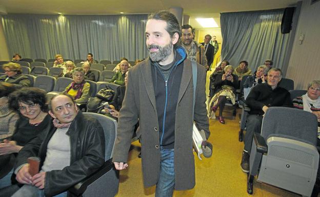 Andrés Neuman a su entrada al salón de actos del Ateneo donde ayer presentó su nueva novela ‘Fractura’. 