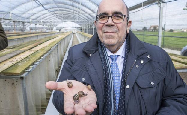 El consejero Jesús Oria, en su visita a la granja de caracoles Helicious.