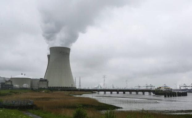 Vista de las dos chimeneas de la central nuclear de Doel en Bélgica. 