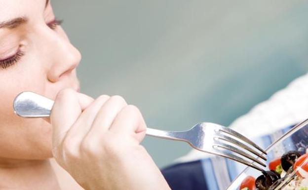 Una mujer comiendo.