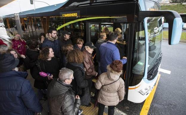 Usuarios del autobús articulado en los primeros días en que funcionó este nuevo servicio. 