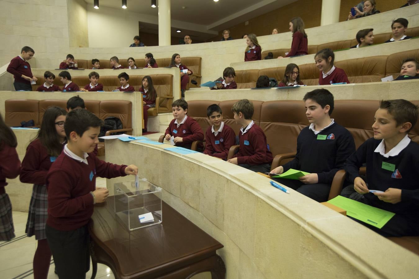 Fotos: Los niños toman el pleno del Parlamento cántabro