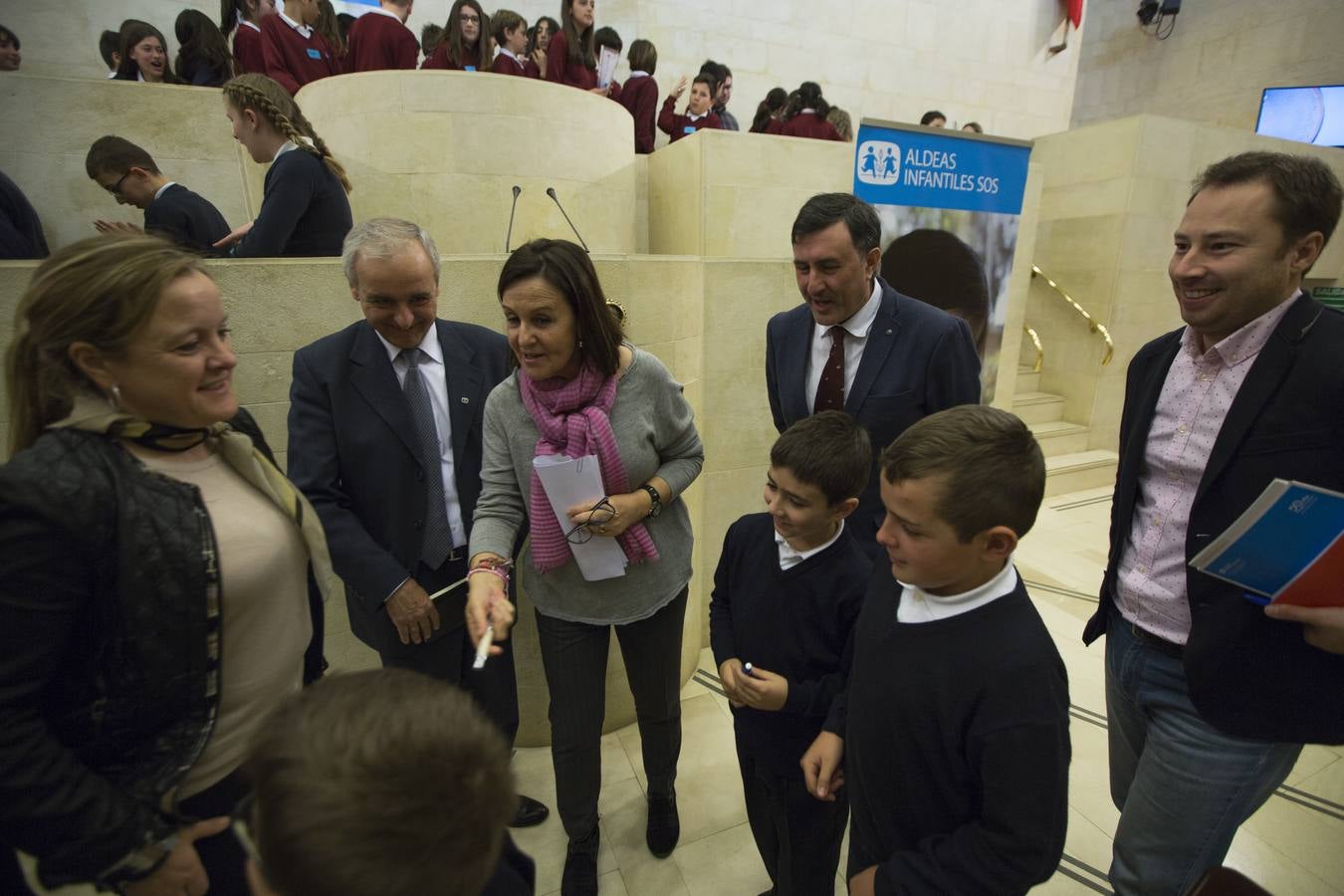 Fotos: Los niños toman el pleno del Parlamento cántabro