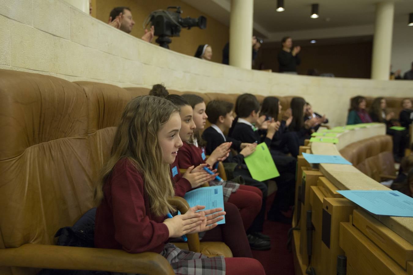 Fotos: Los niños toman el pleno del Parlamento cántabro