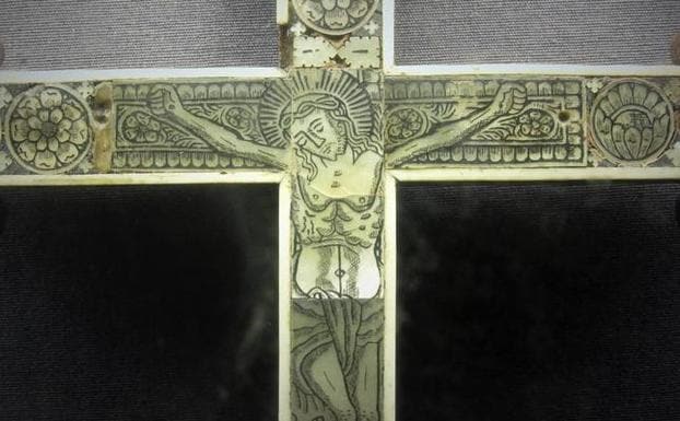 A lo largo de la historia del Cristianismo la cruz ha sufrido una evolución similar y adecuada al desarrollo del pensamiento católico, introduciendo variantes tanto en el símbolo como en el significado. 
