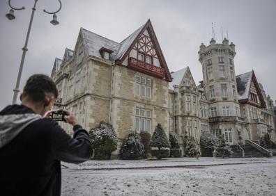 Imagen secundaria 1 - Imágenes que se tomaron el 28 de febrero, día en el que nevó en Santander.