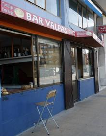 Imagen secundaria 2 - Cristal roto en la tienda de informática y detalles de la piedra y del bar.