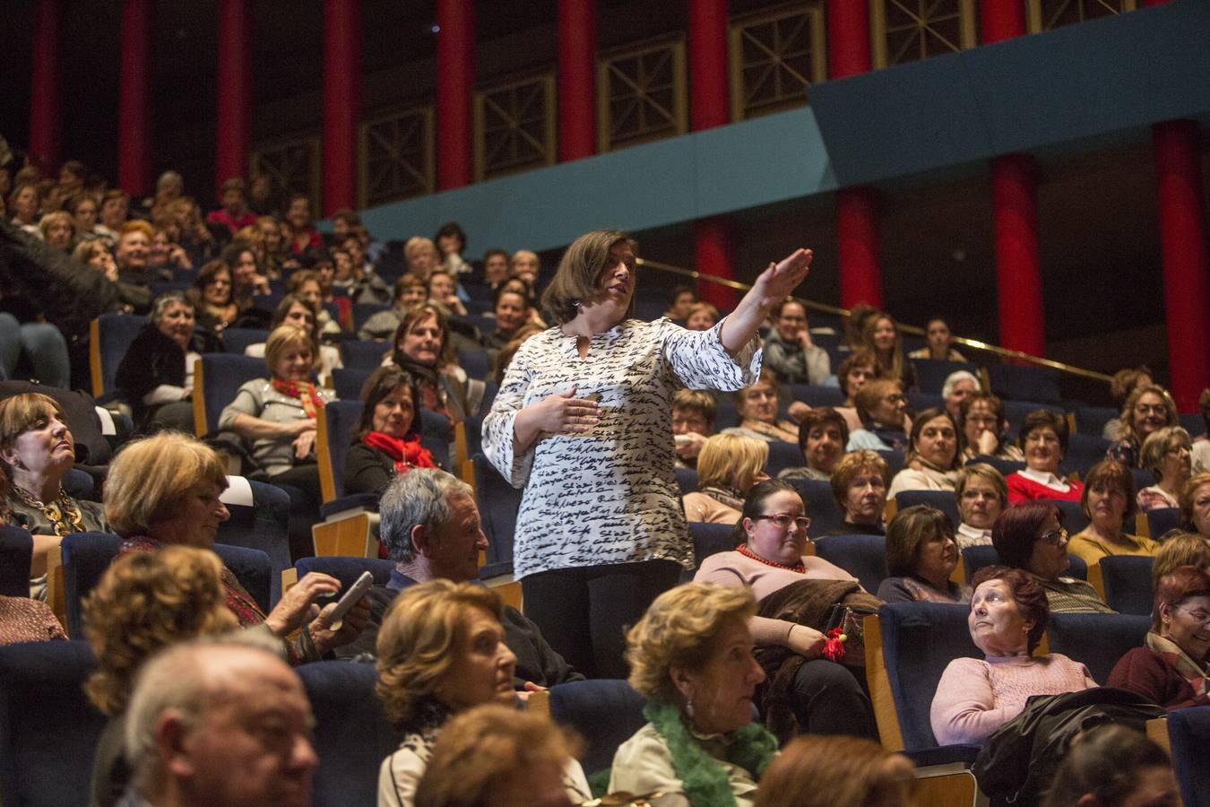 Revilla y Díaz Tezanos han participado en el acto central por el Día Internacional de la Mujer organizado por el Gobierno regiona en el Palacio de Festivales que, ha incluido actuaciones teatrales, de danza contemporánea, monólogos y vídeos conmemorativos.